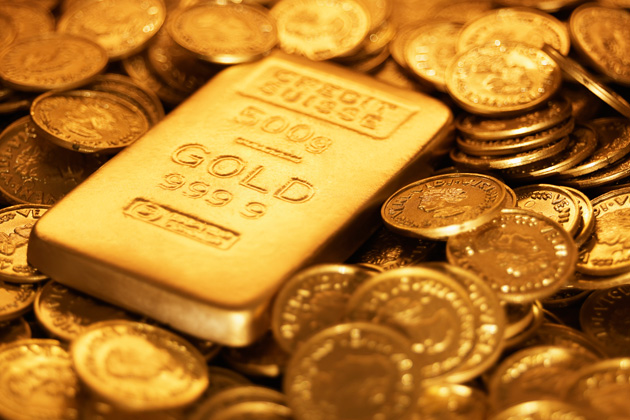 الذهب يهبط من أعلى مستوى في 13 شهرا مع صعود الدولار والأسهم