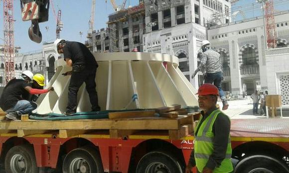 بالصور .. تثبيت أكبر مظلة في العالم بساحات المسجد الحرام