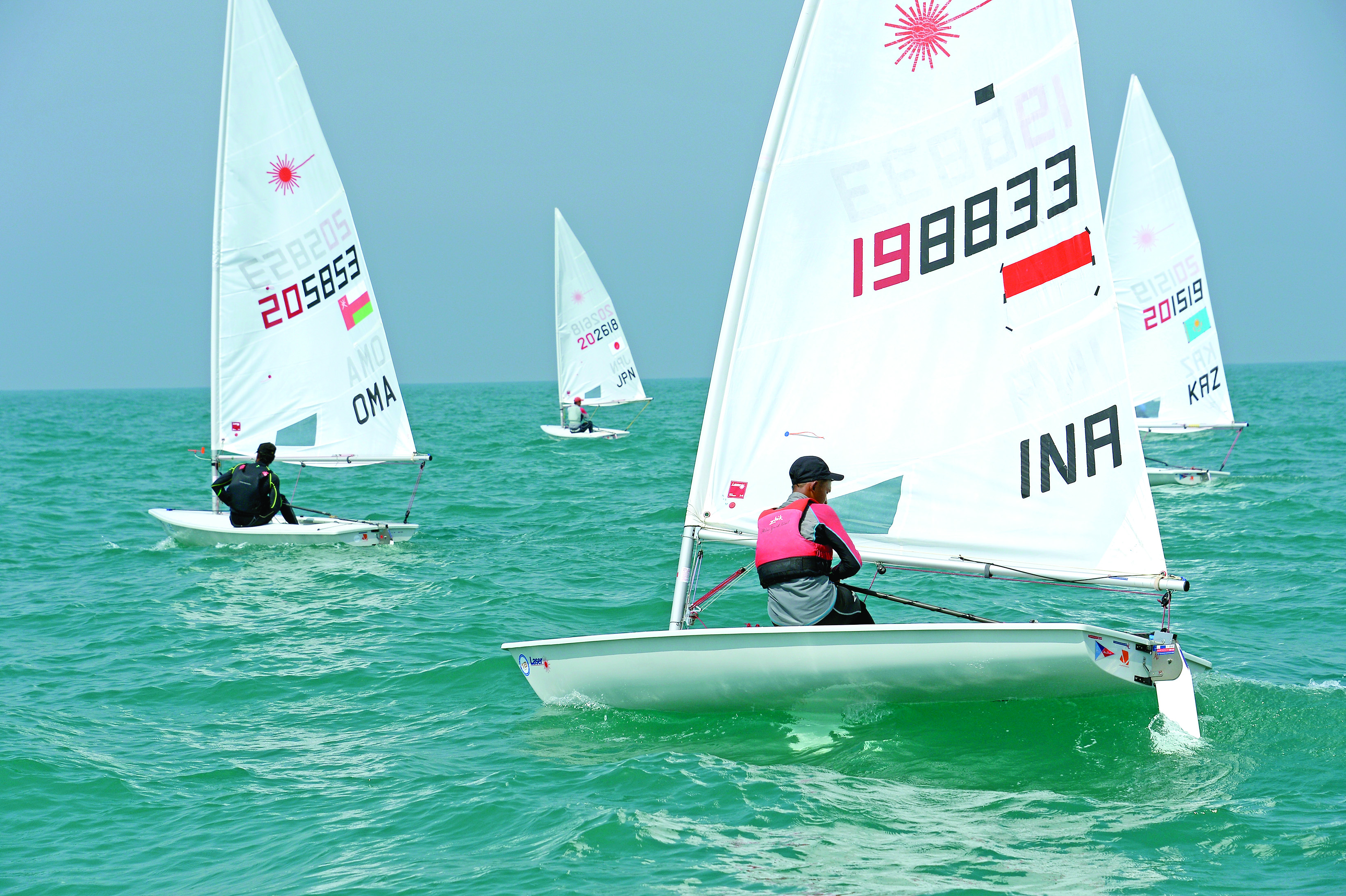 بحّارة عُمان يحققون نتائج إيجابية في أول مشاركة في البطولة الآسيوية للإبحار الشراعي