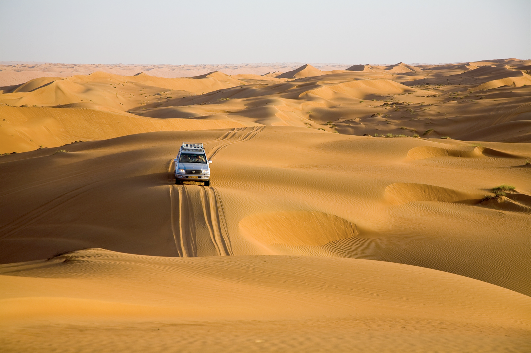 إقبال كبير على سياحة المغامرات والتخييم في الرمال