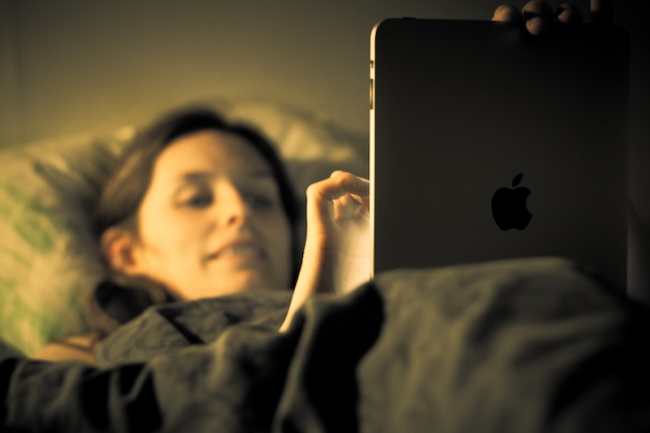 القراءة من كمبيوتر لوحي قد تسبب نوما غير مريح