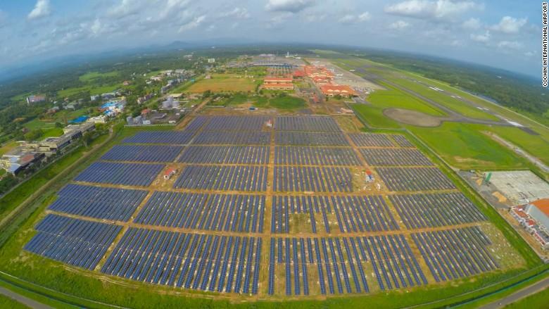 هذا هو أول مطار في العالم يعمل بالطاقة الشمسية بالكامل