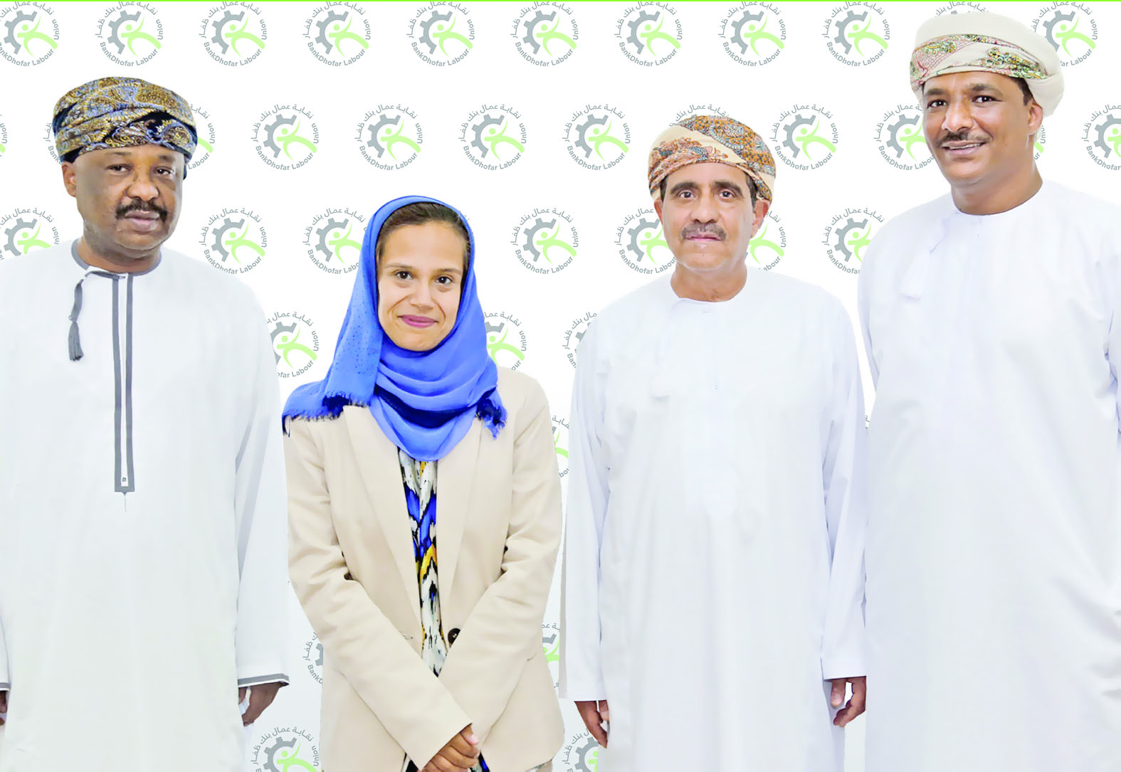 بنك ظفار يشهر النقابة العمالية لموظفيه