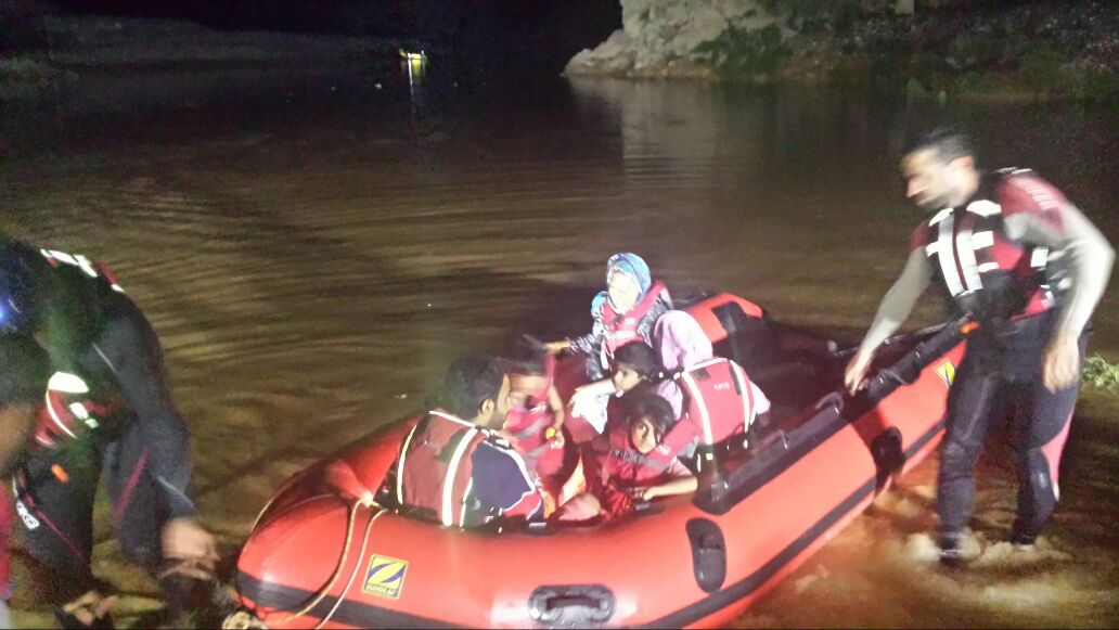 إنقاذ 31 شخصاً من مجرى سد وادي ضيقة بينهم نساء وأطفال