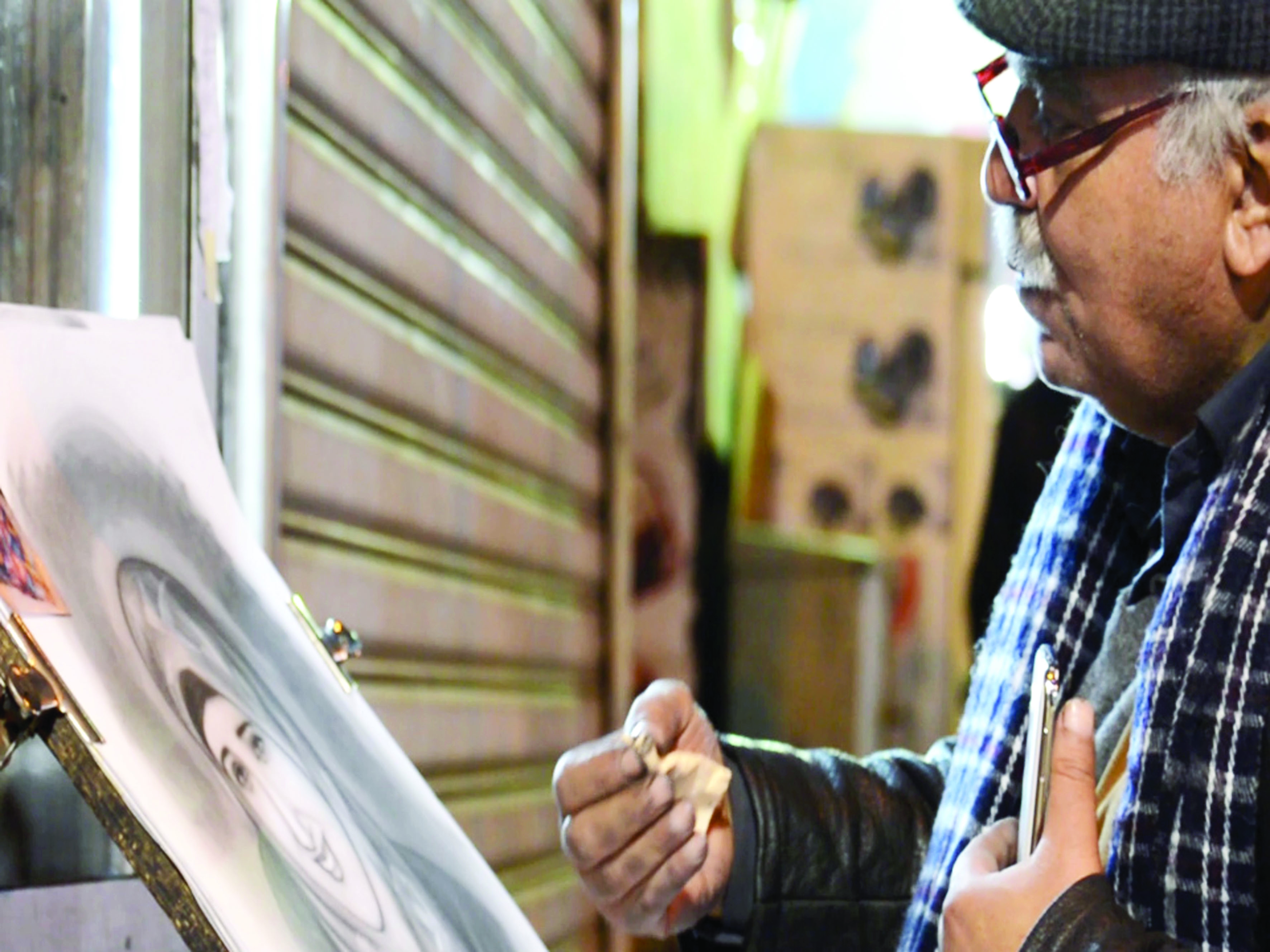 المجري.. رسام يقرأ الوجوه في شوارع القاهرة