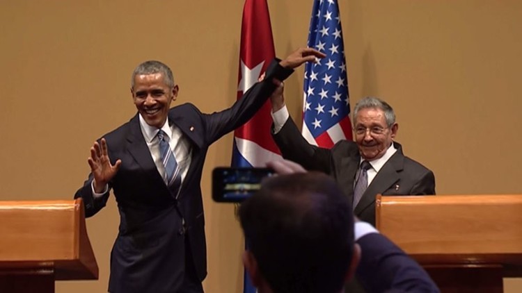 بالفيديو.. أوباما يتعرض لموقف محرج جداً في كوبا!