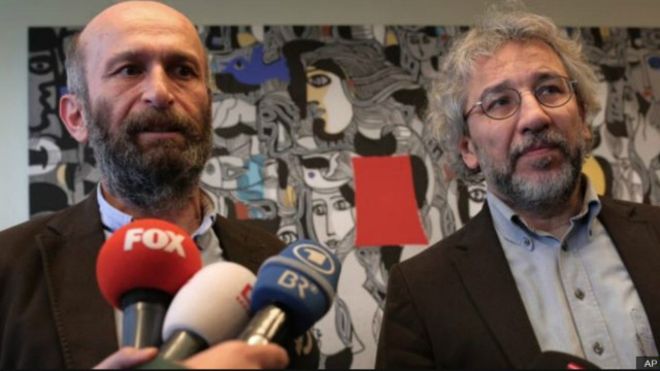 تركيا تستعد لمحاكمة صحفيين اثنين من جريدة جمهوريت