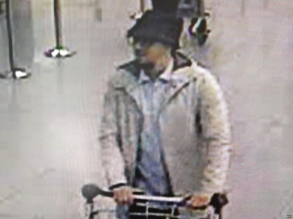 متهم جديد في أحداث بروكسل قد يكون الرجل الغامض "صاحب القبعة"