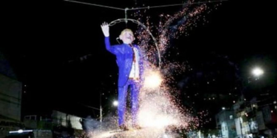 مكسيكيون يحرقون دمى لترامب خلال احتفال ديني