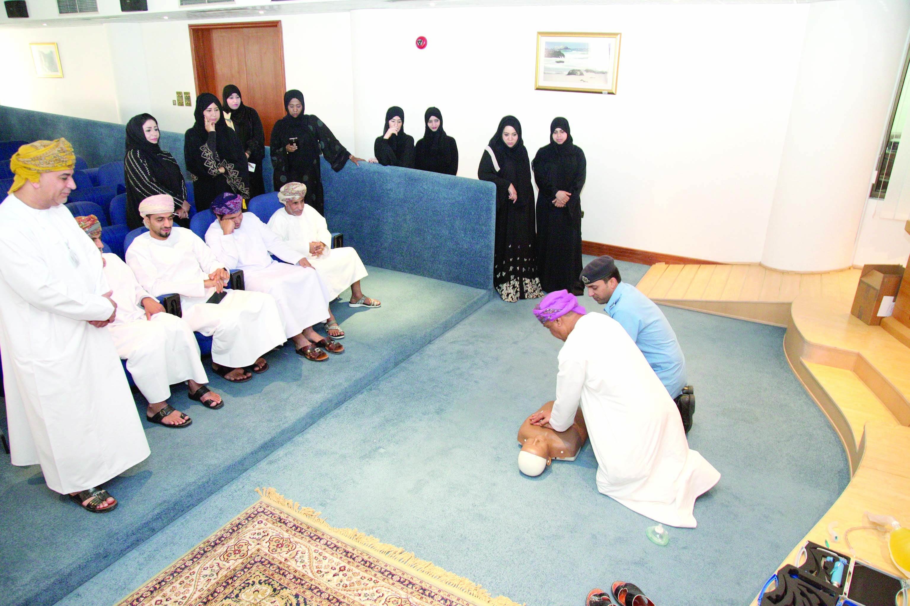 " التجارة "تدرب موظفيها على  إجراءات السلامة  والإسعافات الأولية