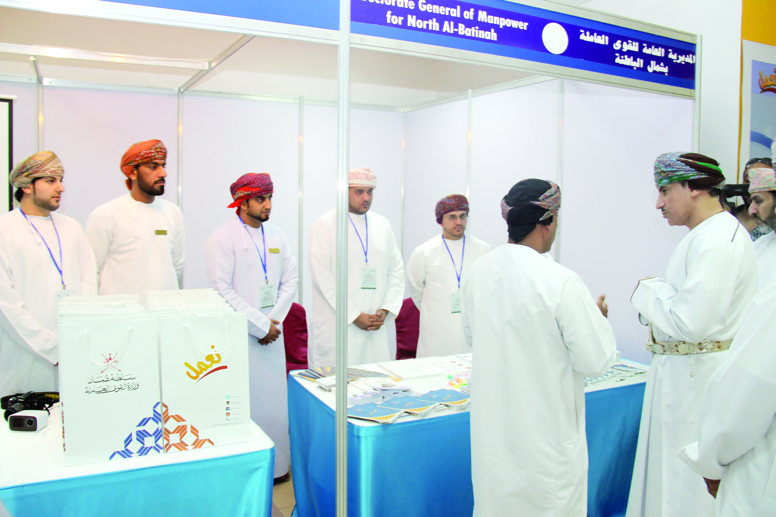 القوى العاملة تشارك في معرض التوظيف بجامعة صحار