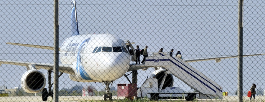 بالفيديو.. شاهد كيف تمكن مختطف الطائرة المصرية من اجتياز البوابات الأمنية