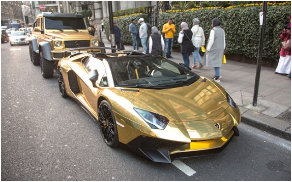 سعودي يخطف الأنظار في لندن.. تعرّف على أسطول سياراته الذهبية