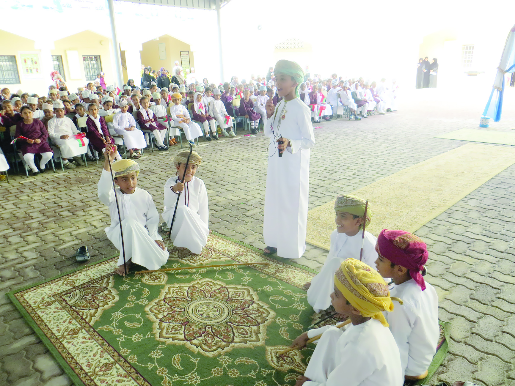 مدرسة المنهاج تكرم طلابها المجيدين