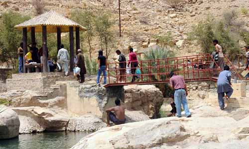 حركة سياحية نشطة خلال إجازة نهاية الإسبوع في وادي بني خالد