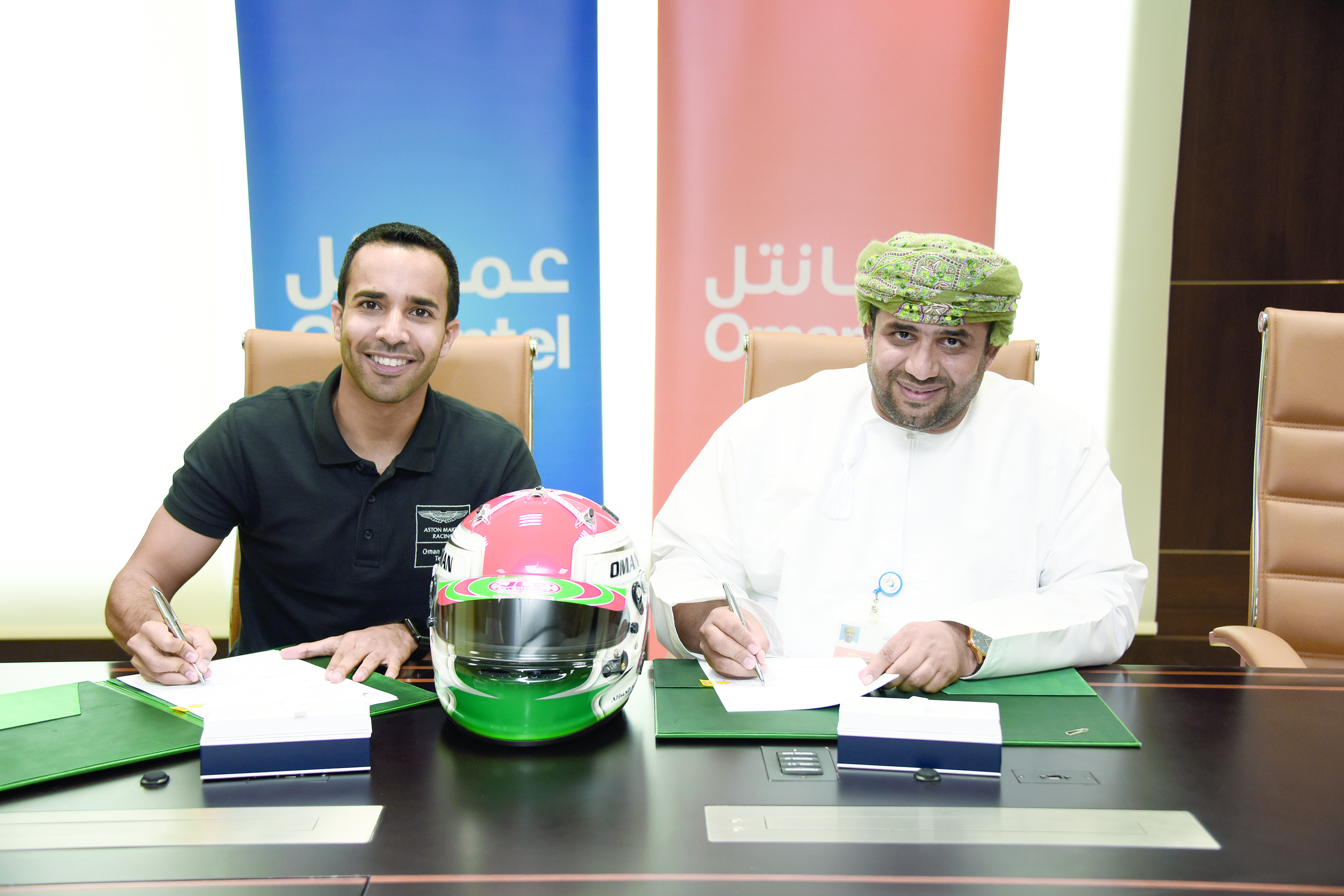 بطل سباقات السيارات أحمد الحارثي يوقع عقد رعاية مع "عمانتل"