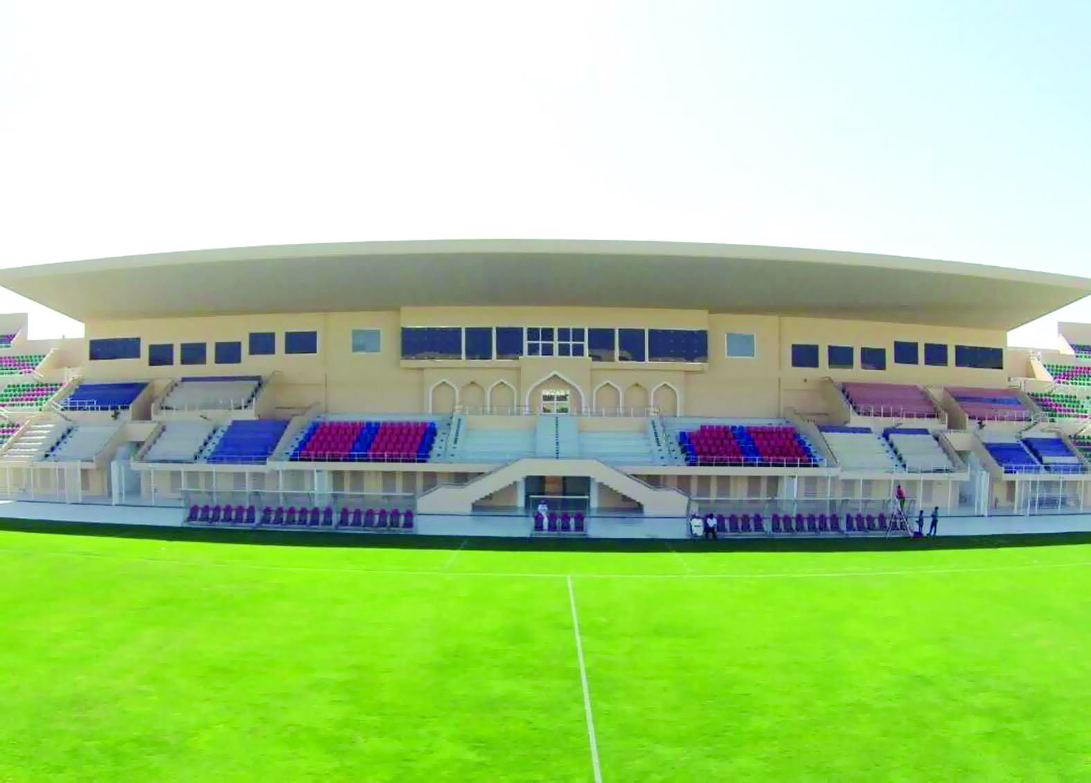 زيارة تعريفية لموظفات دائرة الشؤون الرياضة إلى المجمع الرياضي بصحار