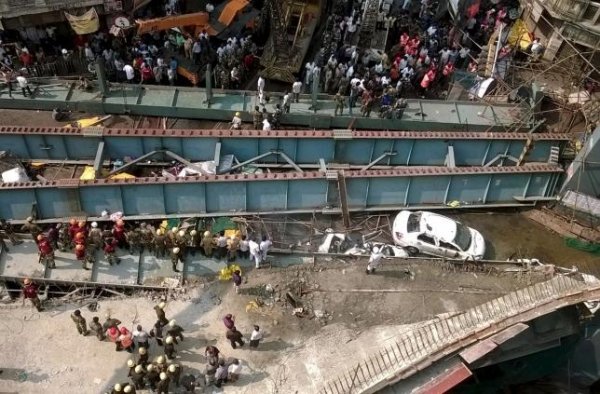ارتفاع حصيلة ضحايا انهيار جسر في الهند إلى 24 شخصا
