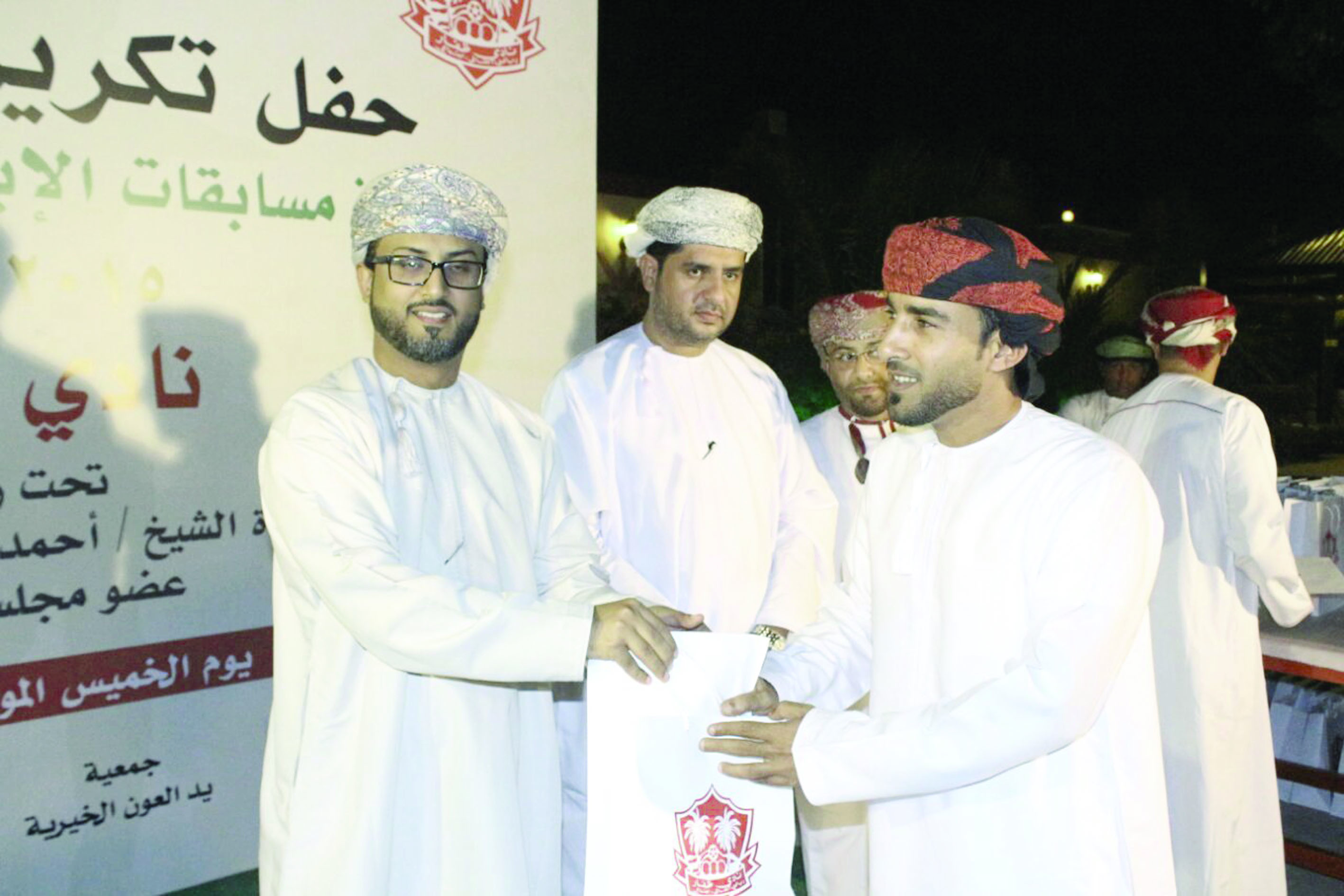 نادي ظــفار يكـرِّم المجـيـديـن في مسابقة الإبداع الشبابي