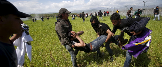 إصابات لاجئين على الحدود وتقاذف للاتهامات بين اليونان ومقدونيا