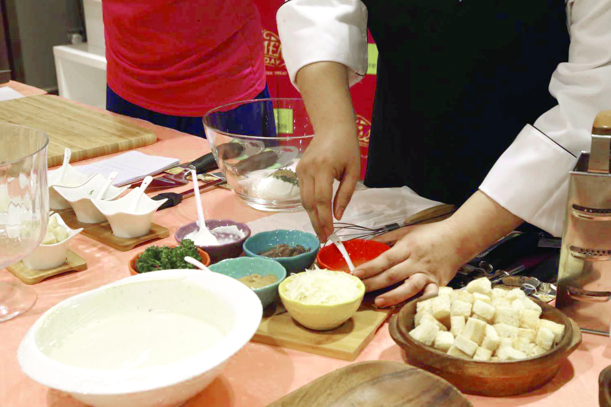 بالصور: حلقة الطبخ التي اقامتها هوم سنتر في بادرة ثلاثاء المرأة التي تهدف من خلالها إلى توفير تجربة تسوق شاملة للنساء ومنحهن منصة مثالية للاستمتاع بأوقاتهن الخاصة