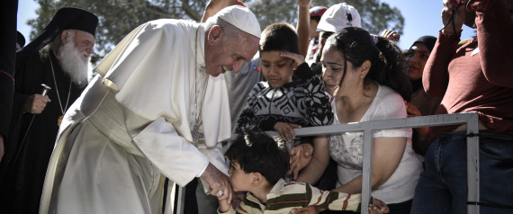 البابا يصطحب 12 لاجئاً سورياً إلى الفاتيكان.. لماذا؟