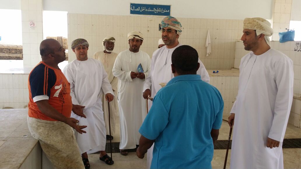 العوفي يناقش قضايا القطاع السمكي مع المواطين والعاملين في الاسواق السمكية