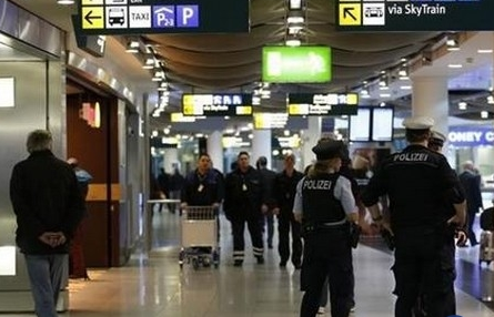 فصل حارسَين مسلمين بالمطار لإعفائهما اللحية في فرنسا