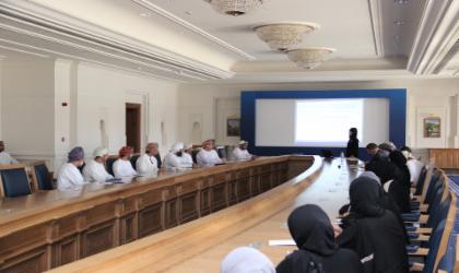 طلبة جامعة السلطان قابوس يتعرفون على خدمات وزارة القوى العاملة