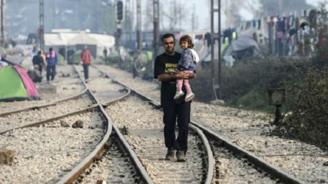 اليونان تقر قانونا يسمح بإعادة المهاجرين لتركيا
