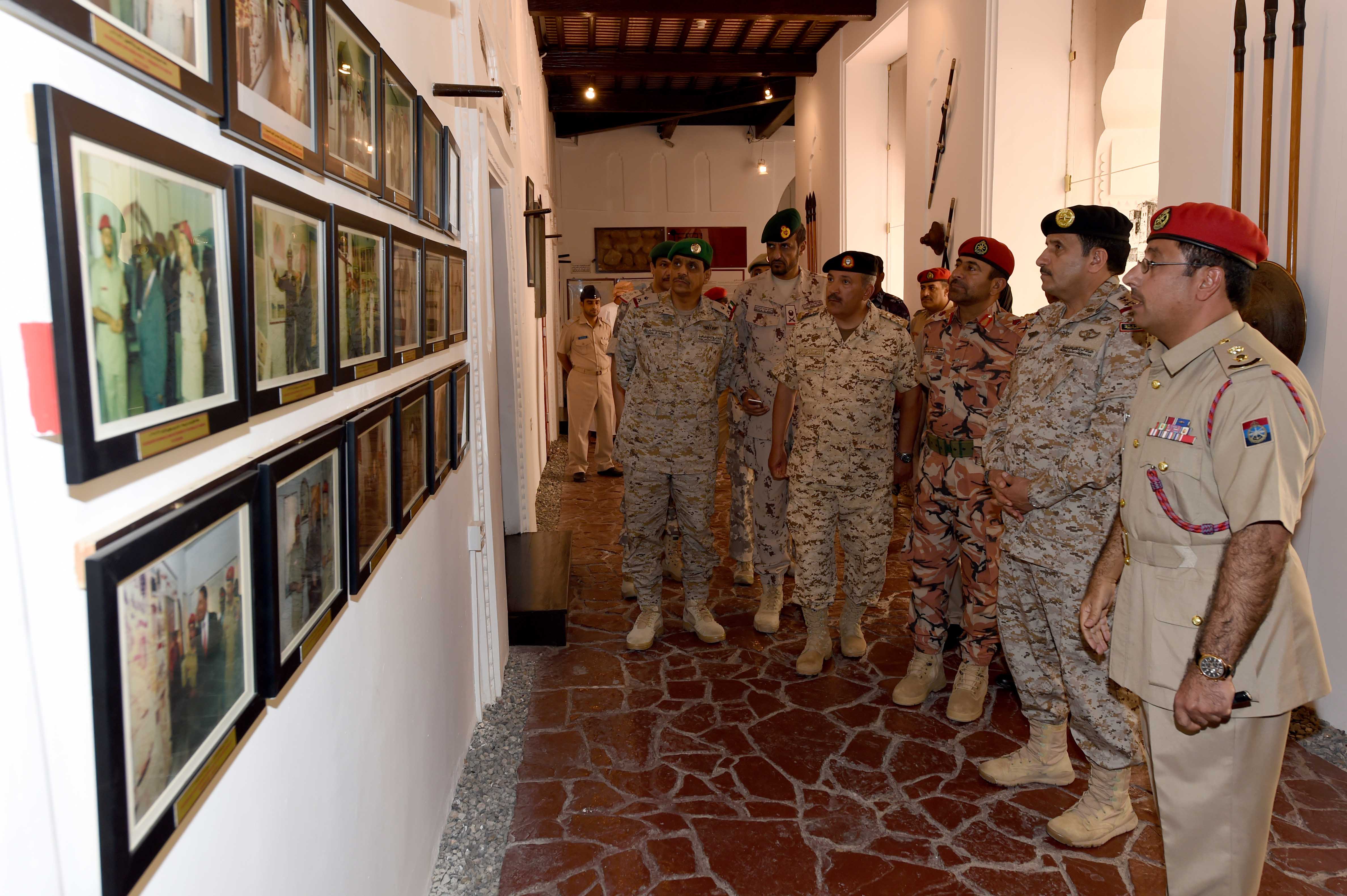 قادة القوات البرية لدول مجلس التعاون يزورون متحف قوات السلطان المسلحة