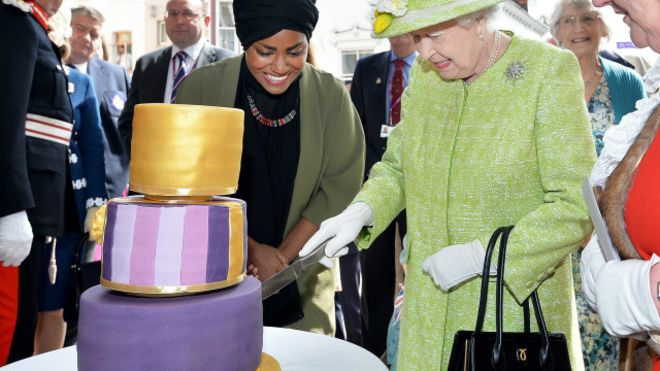 شابة مسلمة تعد كعكة عيد ميلاد ملكة بريطانيا إليزابيث الثانية