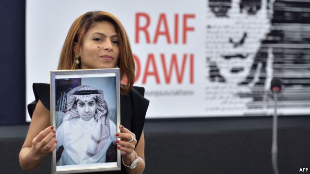 زوجة مدون سعودي تطالب في ألمانيا بالدعم لإطلاق سراحه