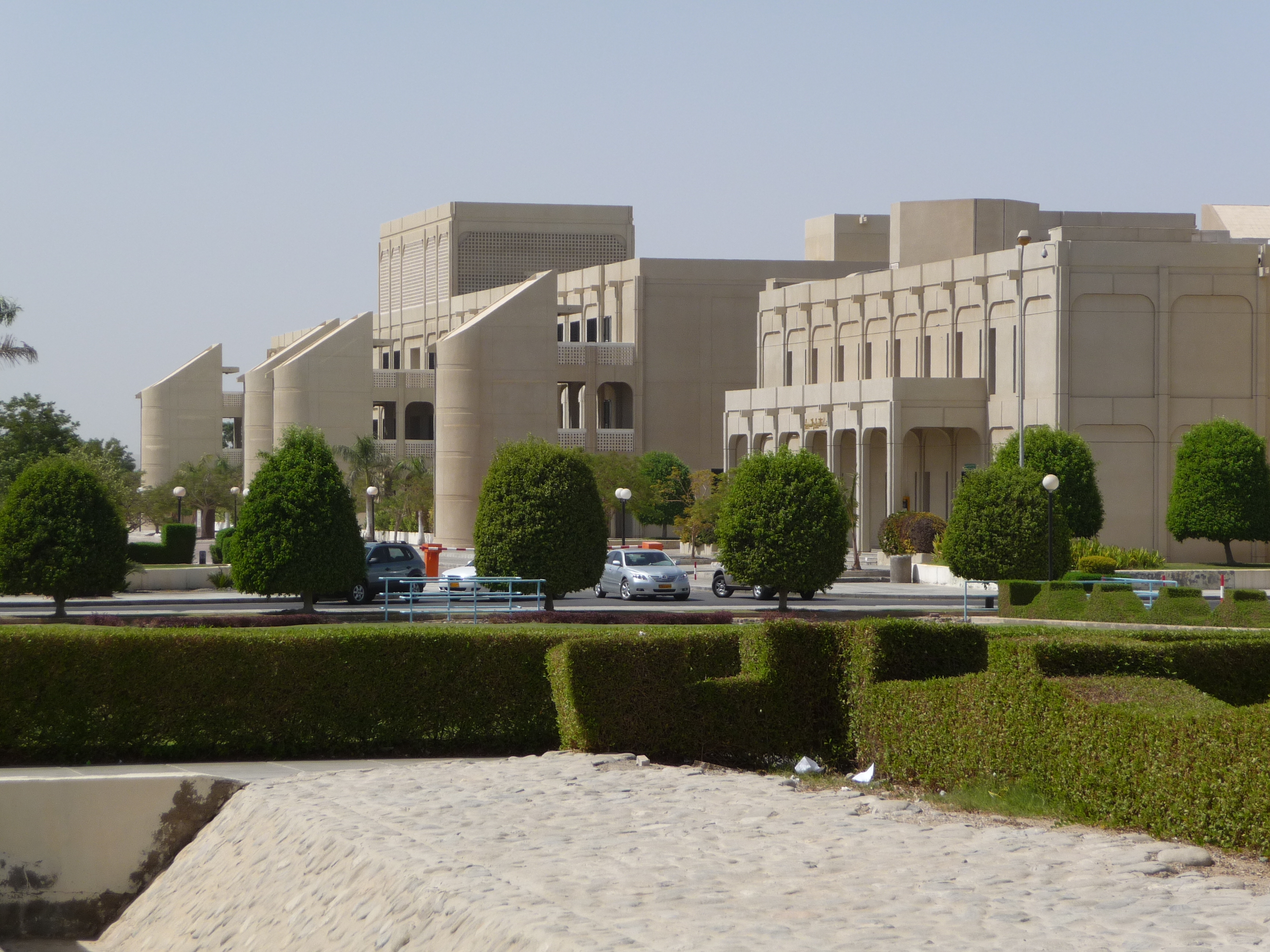 كلية الآداب بجامعة السلطان تمنح الطلبة المكفوفين حرية التنقل باستقلالية دون مساعدة الآخرين..كيف؟ اقرا لتعرف