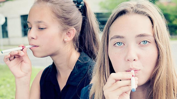 إعلانات السجائر الإلكترونية على الانترنت تجذب المراهقين