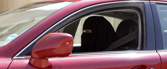 سعودية تقود السيارة وتطالب بالقرارات الحاسمة.. شاهد