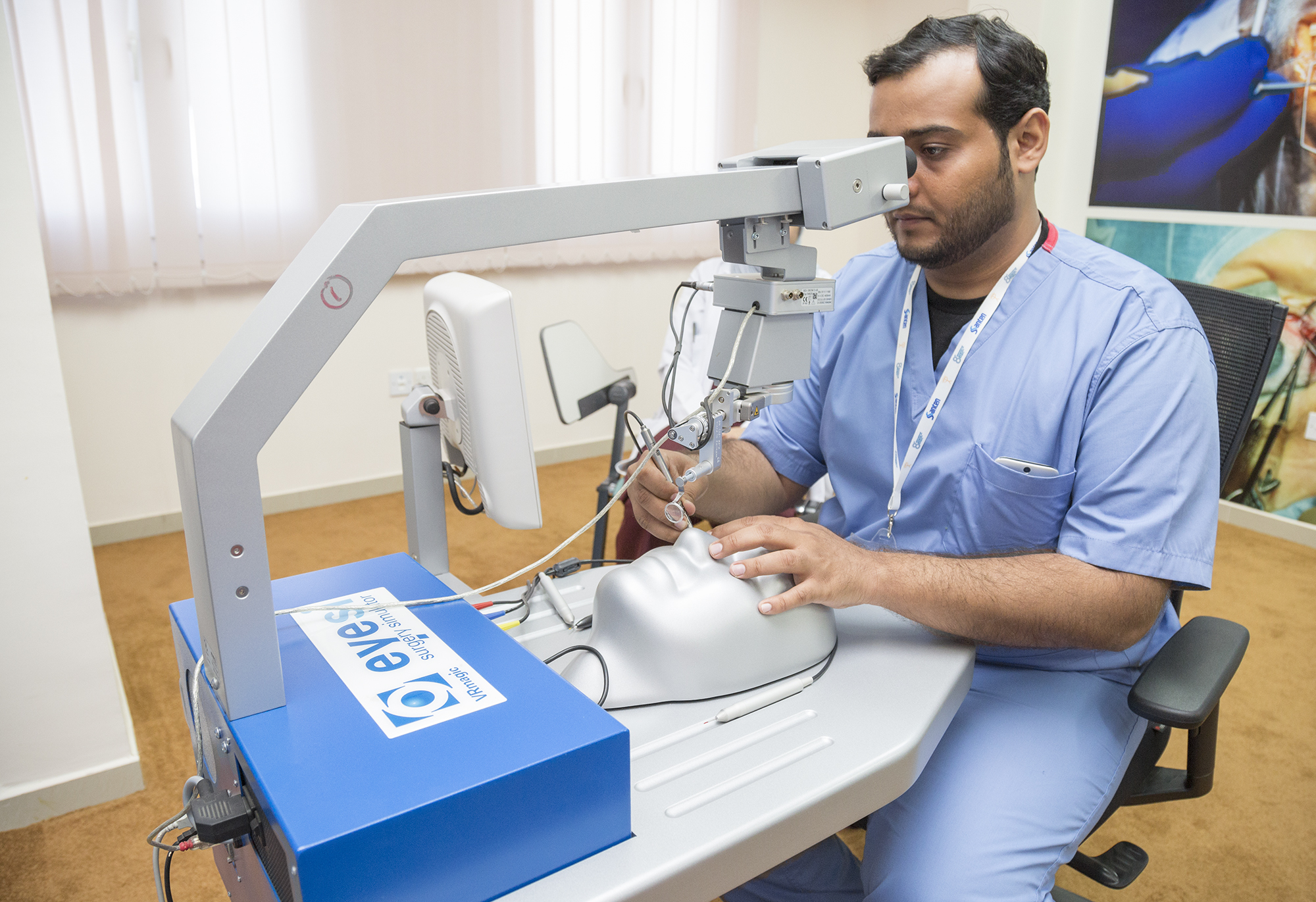 دورة تدريبية في استخدام جهاز محاكاة جراحة العيون