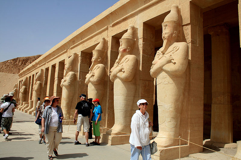 تراجع عدد السائحين الزائرين لمصر جوا وبحرا وارتفاع الزائرين برا