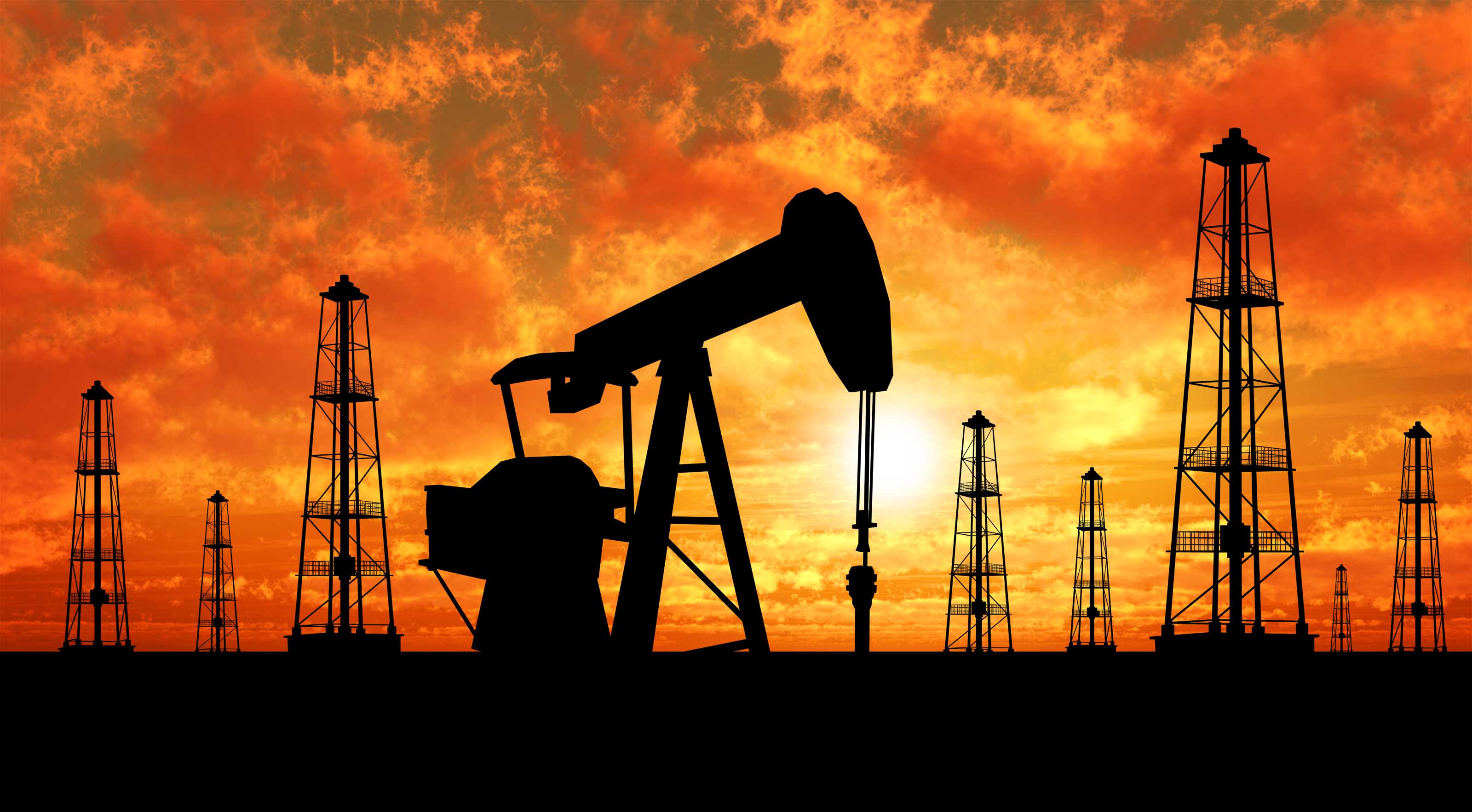 أسعار النفط تسجل أعلى مستوى في 2016 مع تراجع الدولار وتقلص إنتاج أمريكا