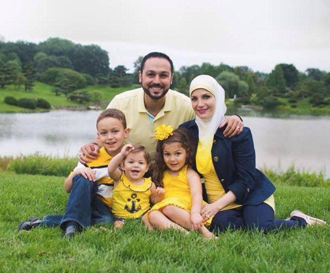 عشرات الآلاف يتفاعلون مع مسلمة طُردت مع عائلتها من طائرة أميركية.. فهل أجبر ذلك الشركة على الاعتذار؟