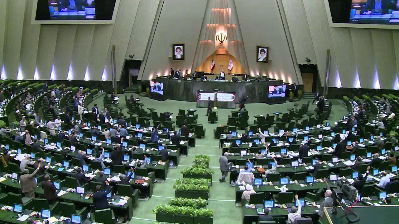 رئيس البرلمان الإيراني يدعو إلى تطوير القوة الصاروخية لبلاده