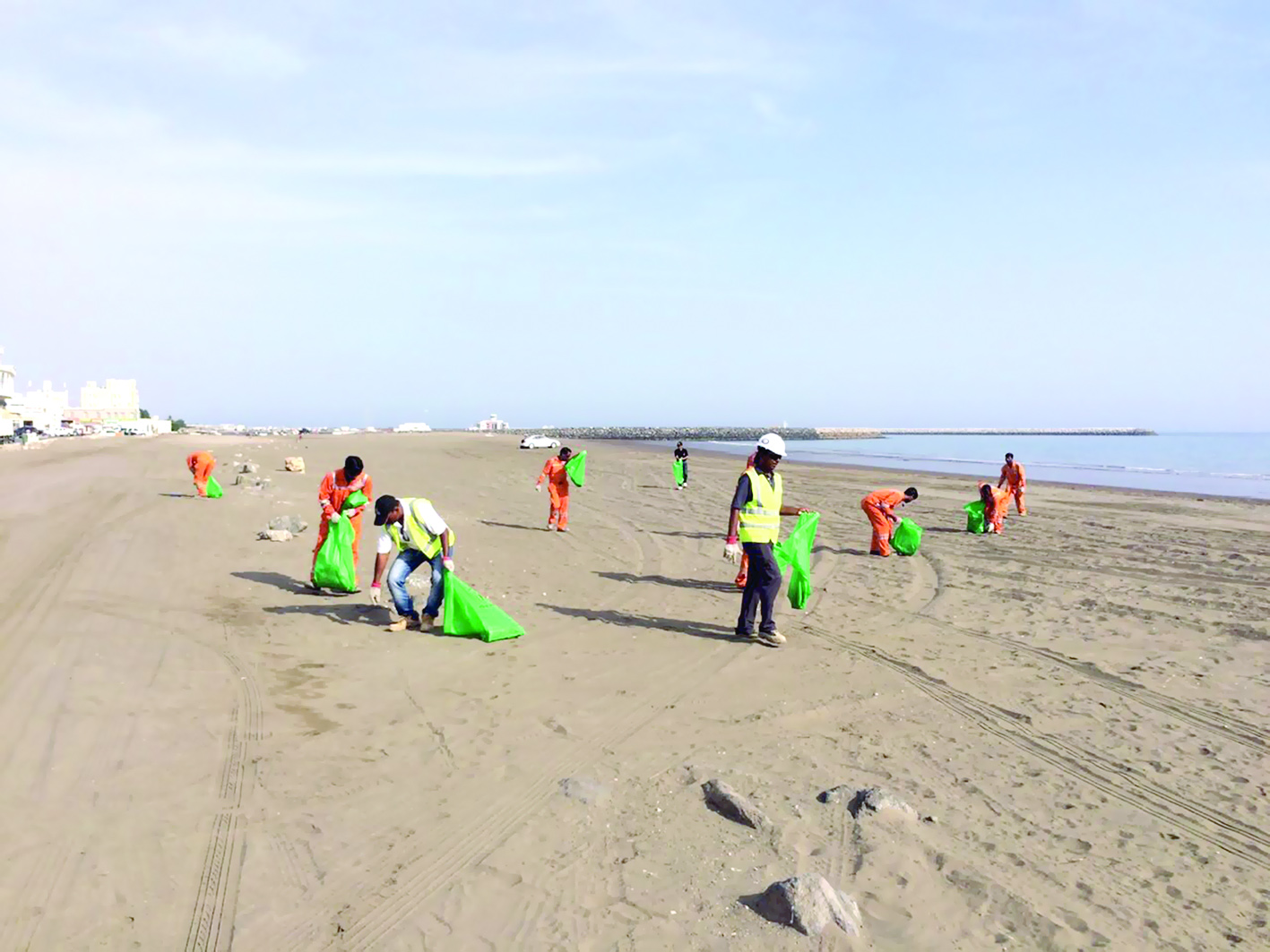 حملة نظافة في شاطئ السيب