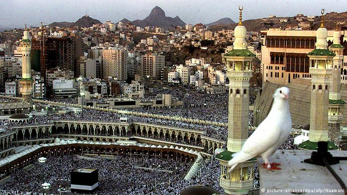 البدء بإزالة جسر الطواف من صحن الكعبة