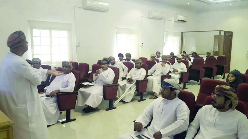 برنامج " فن الحوار والإقناع " لموظفي القوى العاملة