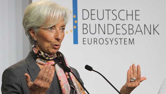 Global economy losing momentum, says IMF chief