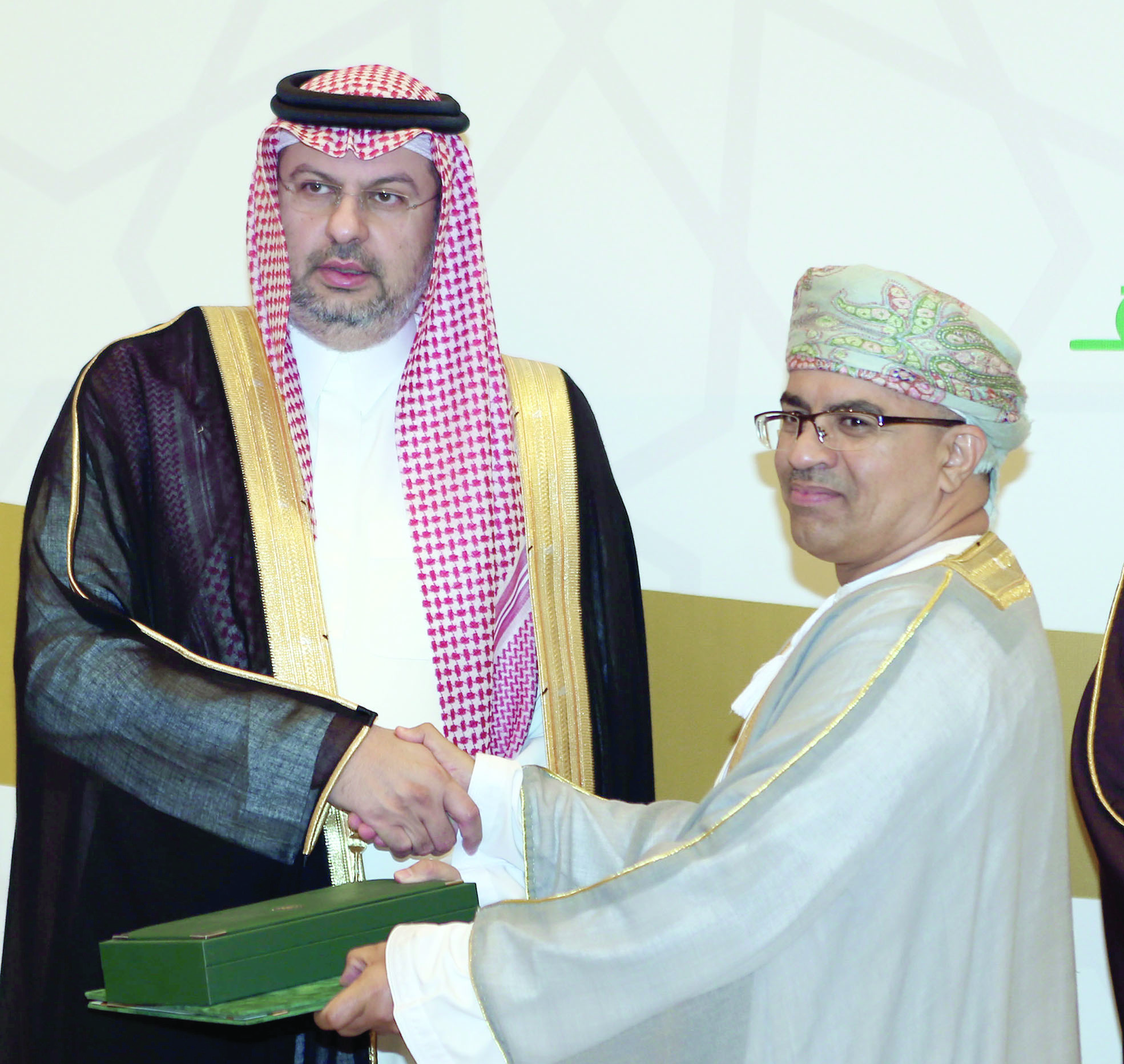 تكريم عبدالله بامخالف بوسام الامتياز لدول مجلس التعاون بالرياض