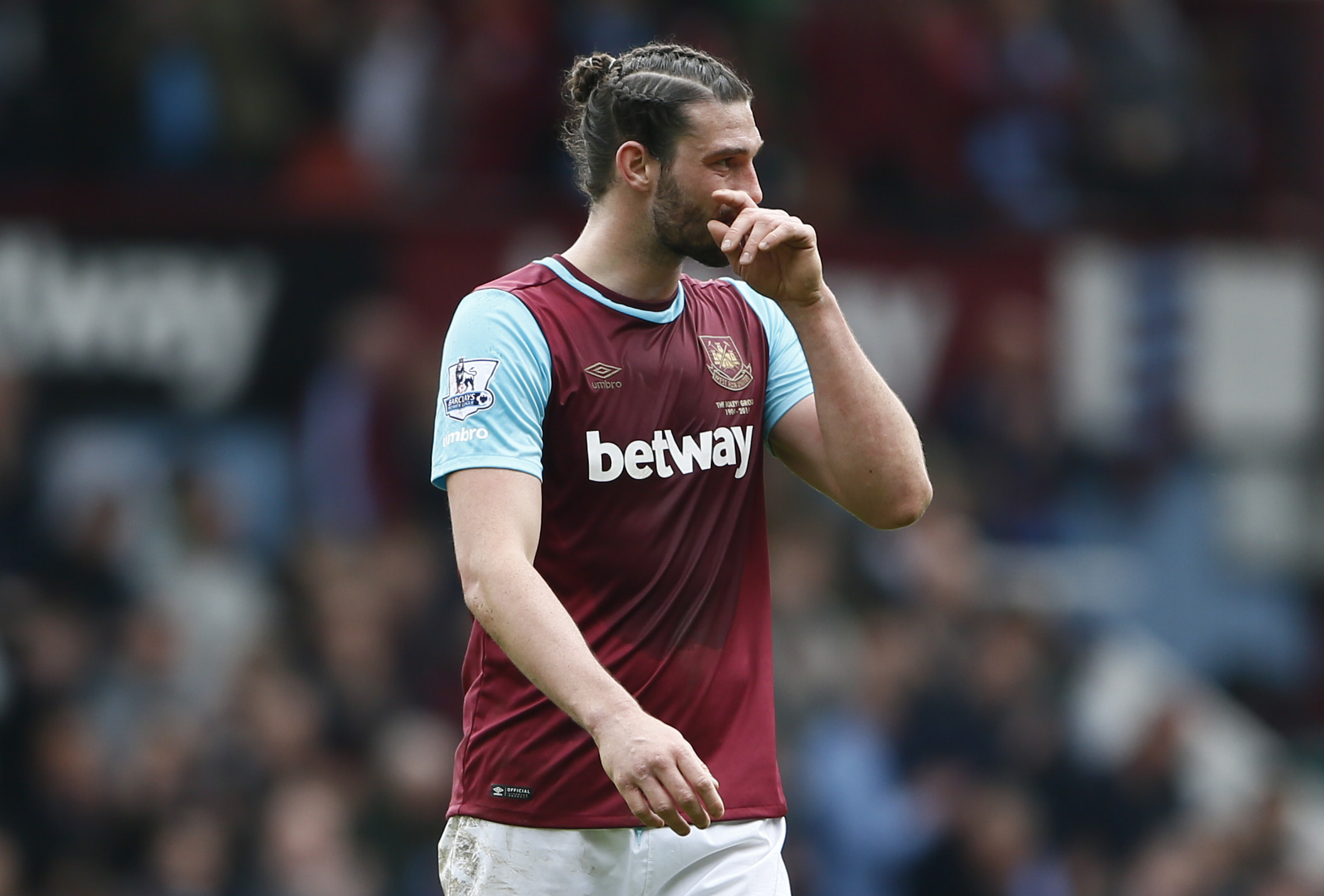 Carroll scores hat-trick as West Ham and Arsenal share six