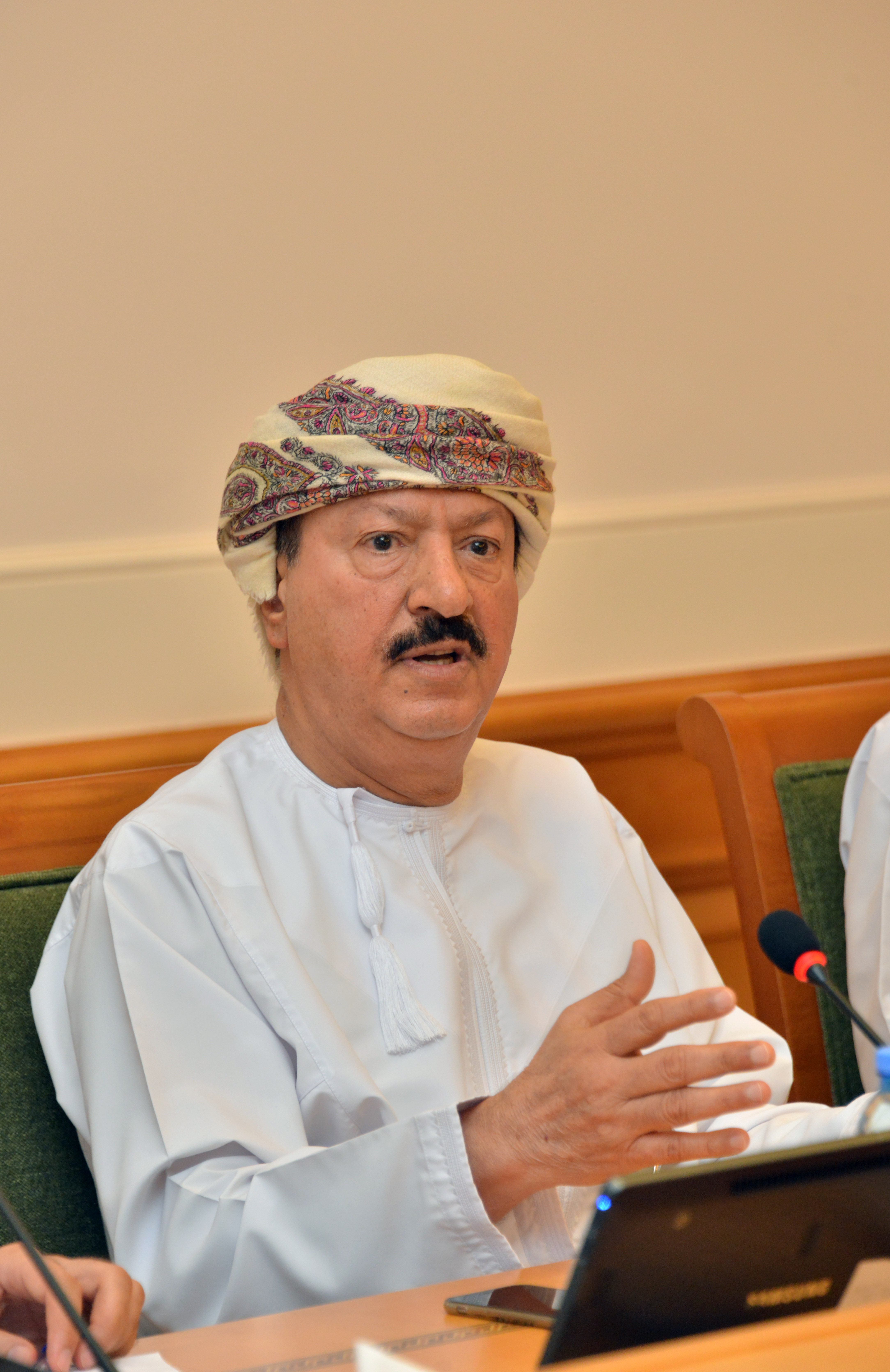 "الشورى" يبحث  تداعيات الأزمة مع الرئيس التنفيذي للبنك المركزي العماني