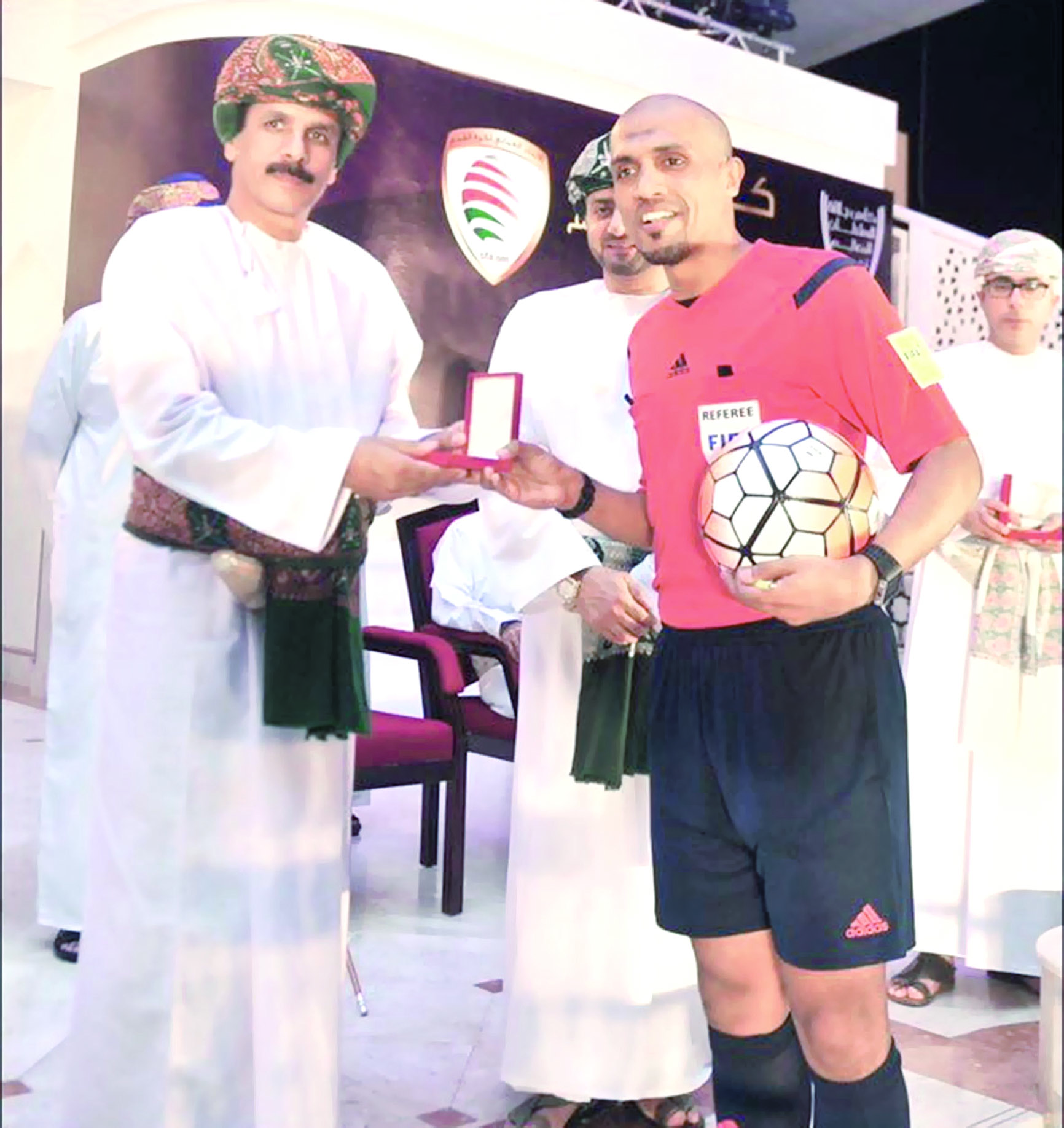 الحكم الدولي أحمد الكاف:

أطمح للوصول إلى كأس العالم وحكامنا يستحقون الإشادة