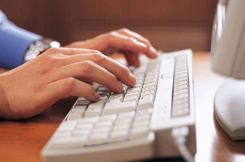 80 % من موظفي الخليج معرضون للإصابة بأمراض المكاتب والكومبيوتر